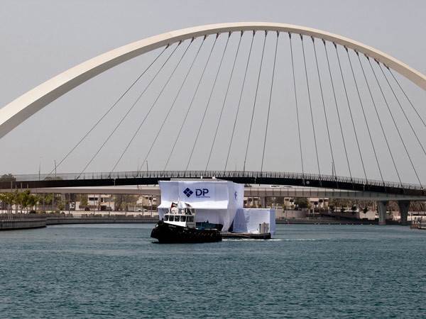 وصول أولى البيوت العائمة من "دبي للعقارات" إلى مراسي الخليج التجاري